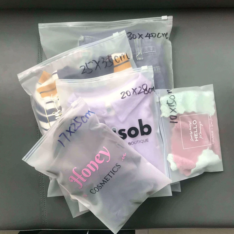 Eco-friendly-Recyclable-Durable-Frosted-LDPE-Material-T-Shirt-Jeans-Packaging-Zipper-Bags-with-Hand-Length-Handle-Logo-Printing